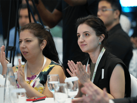 Speaker presenting to a corporate audience in Dubai